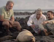 Guillermo Navarro; Adam Leipzig y Luis Felipe Fernández-Salvador durante la grabación del film en Galápagos.