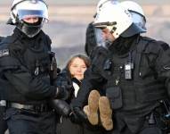 Greta Thunberg siendo desalojada de las protestas en el pueblo minero. Foto: ROBERTO PFEIL (AP)