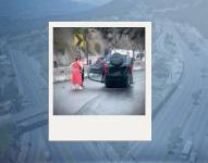 Imagen del automotor que se volcó en la Ruta Viva, a la altura de Cumbayá.