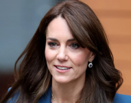 Kate Middleton, es un miembro de la familia real británica, esposa de Guillermo, príncipe de Gales, quien es el primero en la línea de sucesión al trono británico.