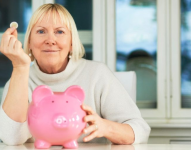 Imagen referencial. Mujer ahorrando para su jubilación.