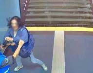 El hombre de 31 años agrediendo al personal del Metro de Quito.