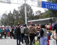 Migrantes ingresan a Ecuador. Archivo