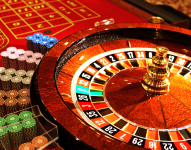 Mesa de juegos en un casino.