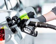 Imagen referencial de una persona poniendo gasolina.