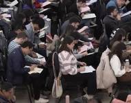 Médicos en prueba para especialidad en Argentina.