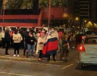 Un grupo de manifestantes se concentró junto a la tribuna De los Shyris, hipercentro de Quito.