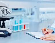 Científica escribiendo.