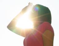 Imagen referencial de una persona bajo el sol.