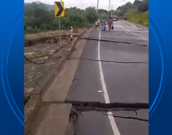 En redes sociales circularon videos de las grietas en la carretera.