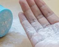 Imagen referencial de talco en polvo sobre la palma de la mano.