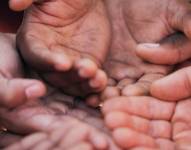 Manos juntas de varias personas.