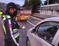 Los agentes metropolitanos se ubican en puntos estratégicos de la capital para realizar el control.