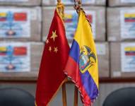Imagen de las banderas de China y Ecuador juntas.
