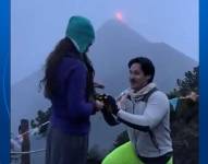 Un hombre le pide matrimonio a su novia frente al Volcán.