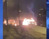 En redes sociales circuló un video en el que se observa los autos quemándose.