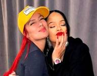 Imagen del encuentro entre la cantante colombiana Karol G y Rihanna.