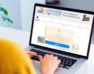 Imagen referencial de una persona con problemas para acceder a la página web.