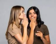 Foto referencial de dos mujeres chismeando.