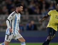 Lionel Messi y Enner Valencia, disputando el balón.