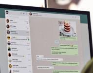 Imagen referencial de una persona leyendo sus mensajes de WhatsApp en la versión de escritorio de la aplicación.