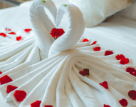 Imagen referencial de una cama en un motel.