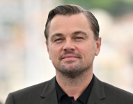 Leonardo DiCaprio ​ es un actor, productor de cine y ambientalista estadounidense.