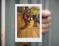 Imagen de los comuneros detenidos junto a los policías, en Azuay.