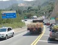 Momento en que el camión invade carril.