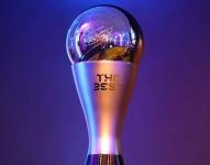 Imagen del trofeo The Best que entrega la FIFA