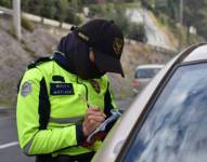 Agente civil de tránsito en puntos clave de la ciudad.