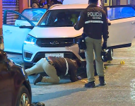 Una mujer que también iba dentro del carro tuvo lesiones leves en una de sus manos.