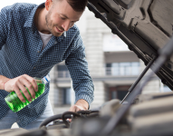 Imagen referencial. Hombre cambiando el líquido refrigerante.