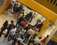 Personas en una agencia bancaria.