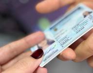 Imagen referencial de entrega de una licencia de conducir.