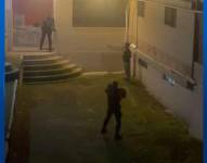 El hombre que se encuentra en el centro fue quien le quitó el arma al policía de la parte inferior de la imagen.