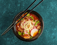 Imagen referencial de un Ramen de Birria