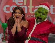 Dora West junto al Grinch en una imagen de archivo.