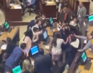 Momento en el que las legisladoras Nathalie Arias y Johana Moreira se empujan.