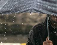 Hombre debajo de la lluvia