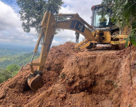 Un retroexcavadora ayudó a remover la tierra en el terreno donde se encontraron los cuerpos en descomposición.