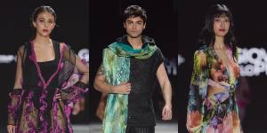 Tres modelos en pasarela.