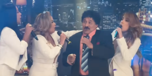 Lila Flores junto a sus hermanas y padre en una imagen de archivo.