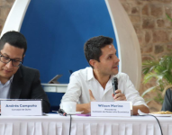 De izzquierda a derecha: Andrés Campaña, Concejal de Quito; Wilson Merino, presidente de la Comisión de Desarrollo Económico y Mónica Heller, presidenta de la Cámara de Comercio de Quito.