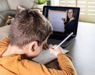 Niño recibiendo clases virtuales.