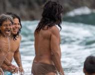 Una tribu Waorani provenientes del Yasuní disfrutando de las playas de Manta, describe el pie de foto