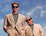 Danny DeVito y Arnold Schwarzenegger actuaron en la película Twins, que se estrenó el 9 de diciembre de 1988.