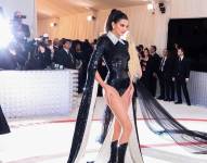Foto de archivo de la modelo estadounidense Kendall Jenner durante su llegada a la alfombra roja para la Gala Met 2023.
