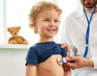 Imagen referencial a un familiar de un exafiliado recibiendo atención médica en las instalaciones del IESS.