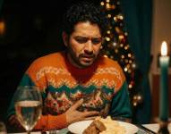 Un hombre con dolor estomacal en Navidad